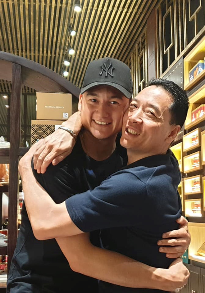 Đặng Văn Lâm bịn rịn chia tay chị gái Linh Nga đi tập trung đội tuyển-3