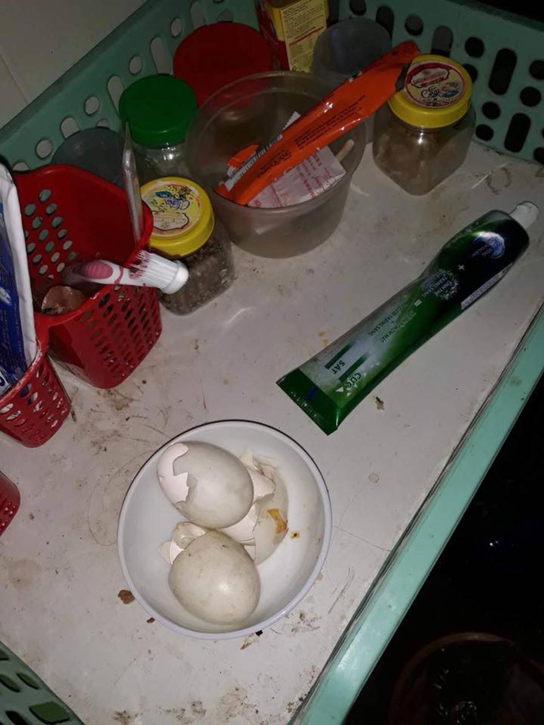 Tổng hợp những phòng trọ sinh viên bẩn nhất 2018, khi các thánh ở dơ ra ngoài áo quần lồng lộn nhưng về nhà bừa bộn không chịu nổi-17