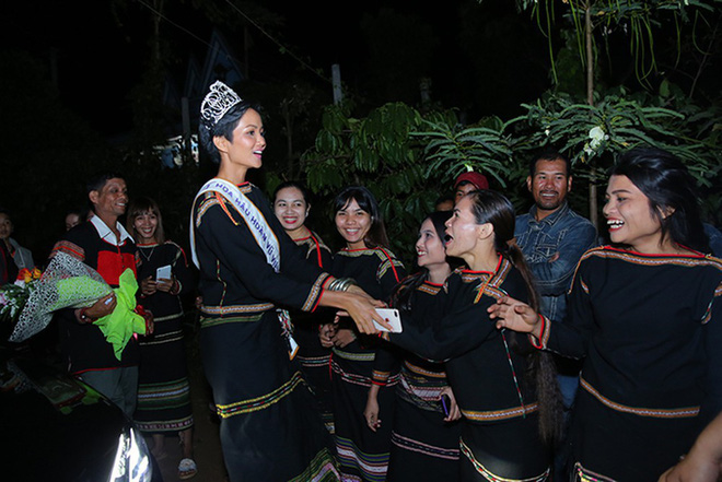 Phản ứng của H’Hen Niê khi buôn làng muốn làm cổng chào và con đường mang tên cô-2