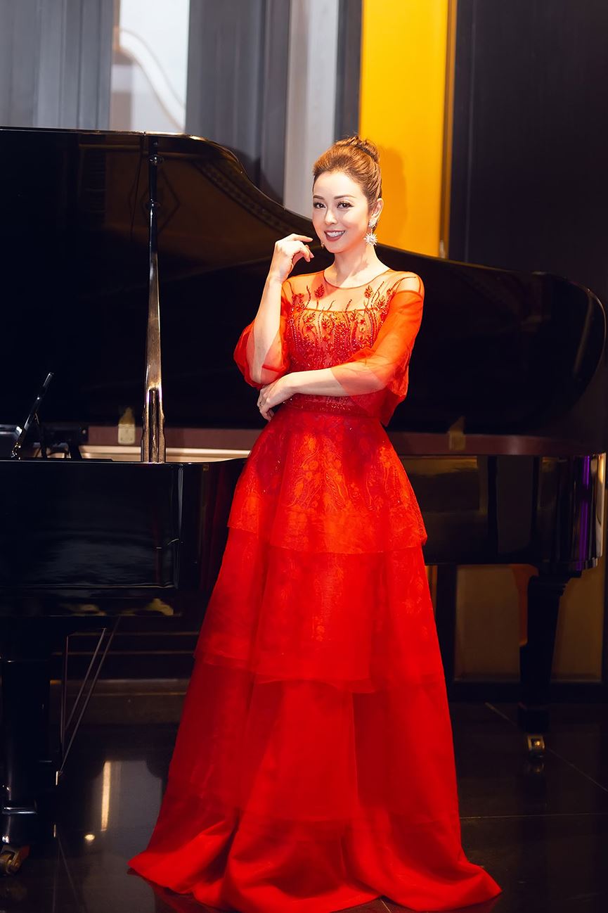 Jennifer Phạm mặc váy đỏ rực khuấy động không khí Giáng sinh-2