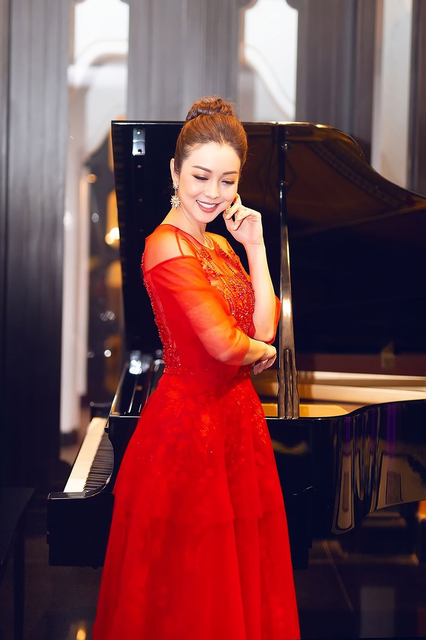 Jennifer Phạm mặc váy đỏ rực khuấy động không khí Giáng sinh-3