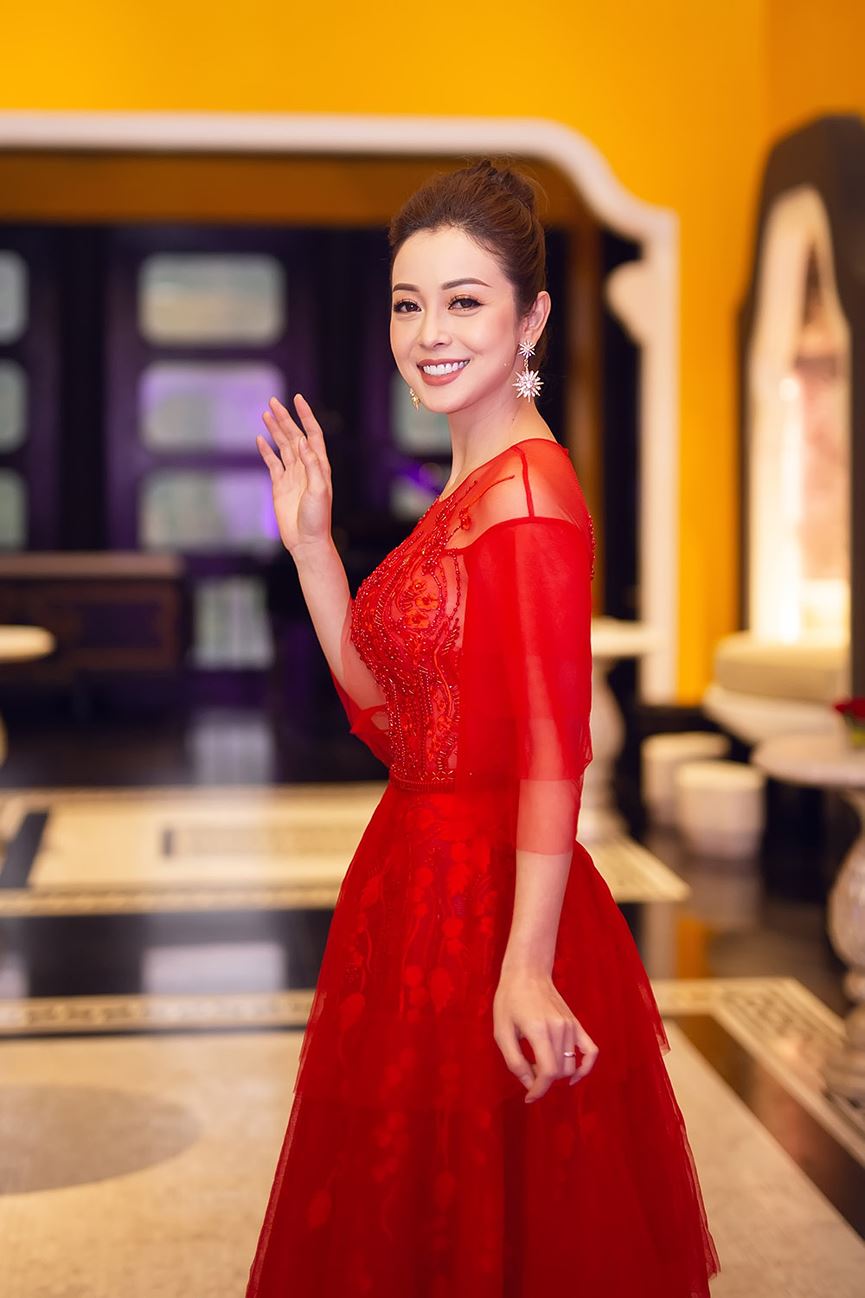 Jennifer Phạm mặc váy đỏ rực khuấy động không khí Giáng sinh-4