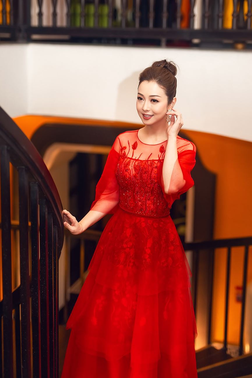 Jennifer Phạm mặc váy đỏ rực khuấy động không khí Giáng sinh-6