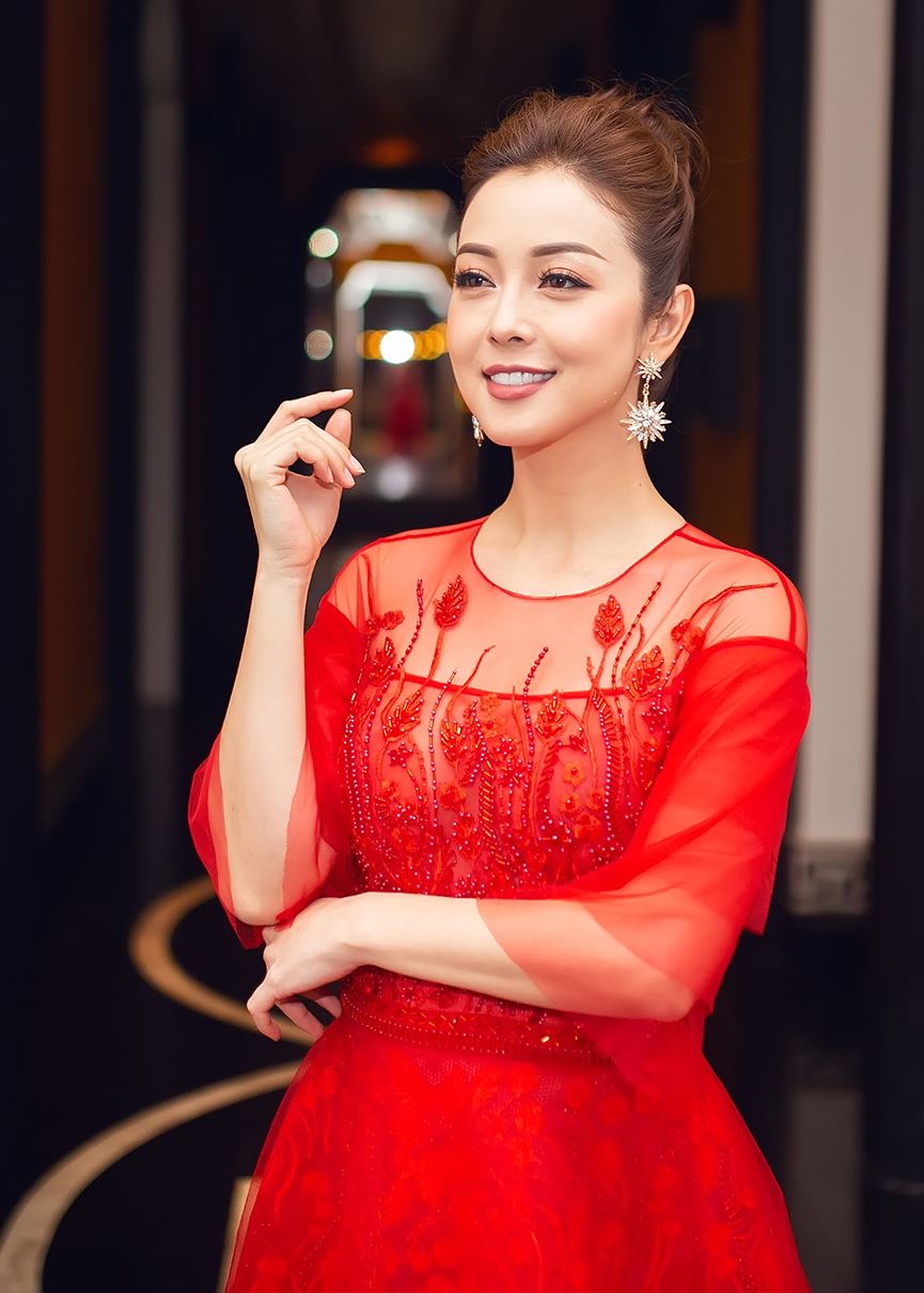 Jennifer Phạm mặc váy đỏ rực khuấy động không khí Giáng sinh-7