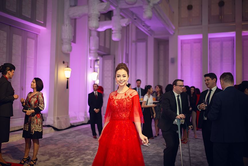 Jennifer Phạm mặc váy đỏ rực khuấy động không khí Giáng sinh-10