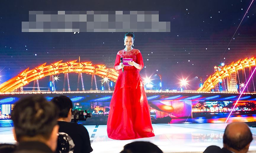 Jennifer Phạm mặc váy đỏ rực khuấy động không khí Giáng sinh-11