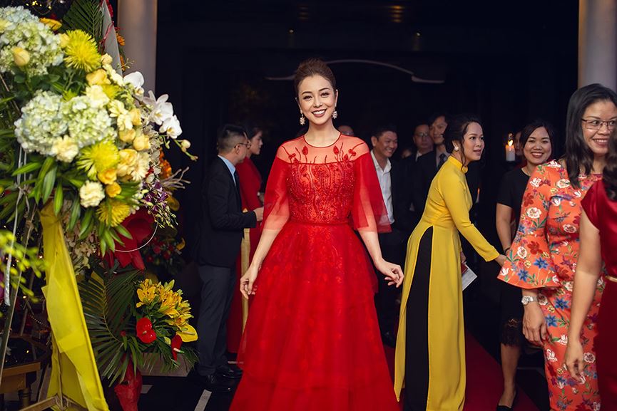 Jennifer Phạm mặc váy đỏ rực khuấy động không khí Giáng sinh-9