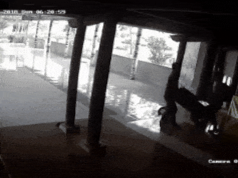 CLIP: Hành động lạ của người phụ nữ với xấp tiền trên ban thờ Thần tài-2