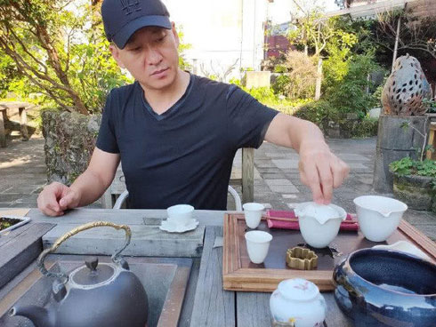 Rời bỏ làng giải trí từ lâu, hóa ra Nhĩ Khang Châu Kiệt đã bí mật kết hôn và có cậu con trai lớn?-6