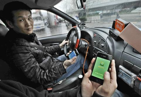 Lái xe chở 2 mẹ con thì nhìn thấy đôi giày đắt tiền trên người đứa trẻ, tài xế taxi gọi cảnh sát bắt ngay người mẹ đáng sợ kia-1