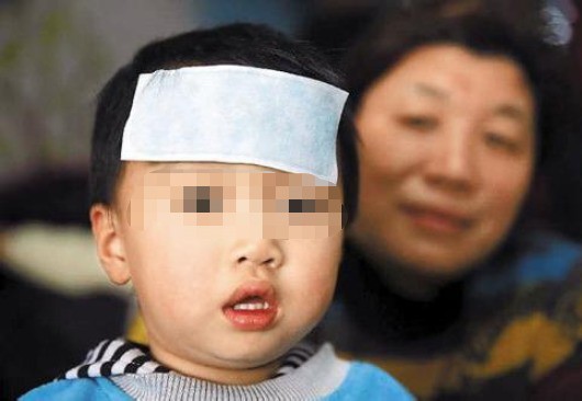 Lái xe chở 2 mẹ con thì nhìn thấy đôi giày đắt tiền trên người đứa trẻ, tài xế taxi gọi cảnh sát bắt ngay người mẹ đáng sợ kia-2