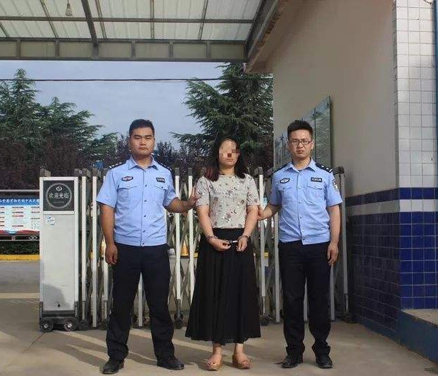 Lái xe chở 2 mẹ con thì nhìn thấy đôi giày đắt tiền trên người đứa trẻ, tài xế taxi gọi cảnh sát bắt ngay người mẹ đáng sợ kia-3