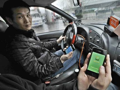 Lái xe chở 2 mẹ con thì nhìn thấy đôi giày đắt tiền trên người đứa trẻ, tài xế taxi gọi cảnh sát bắt ngay 