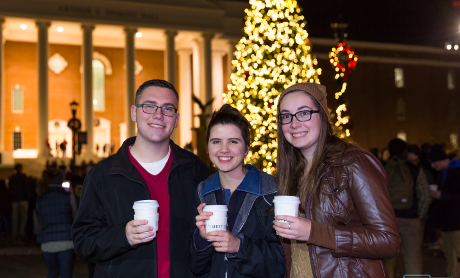 Choáng ngợp khung cảnh Noel ở các trường ĐH: Con nhà giàu sướng thật, đón Giáng sinh cũng chảnh hơn người!-5
