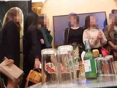 'Chân dài' ẩn mình, dàn karaoke mờ ám trong nhà hàng ở làng biệt thự