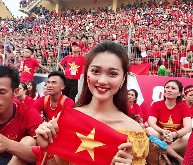 Hội bạn gái tin đồn cứ lộ diện là gây sốt của tuyển Việt Nam-5