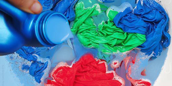 4 thói quen dùng nước xả vải như bơm” hóa chất vào người, nhà nào cũng mắc-1