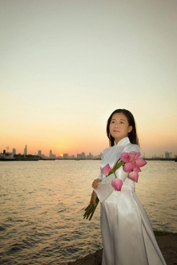 Nữ ca sĩ có hoàn cảnh đặc biệt, được Hoài Linh nhận làm con nuôi giờ ra sao?-1