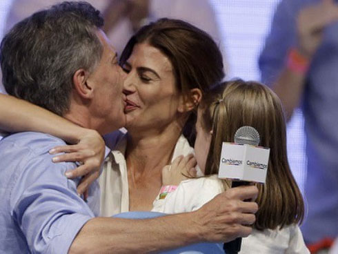 Chồng cứ thấy gái xinh là sáng mắt, vợ ăn diện lộng lẫy rồi hành động đáp trả thế này khiến anh câm nín-4