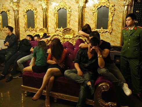 Cô giáo bị bắt quả tang chơi ma túy tập thể ở quán karaoke là người hiền lành, giáo viên giỏi-2