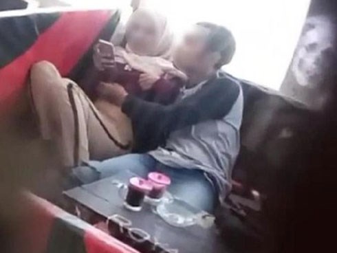 Ngứa mắt nhìn cặp đôi âu yếm nơi công cộng, nam thanh niên quay clip răn đe 2 nhân vật chính rồi chẳng ngờ tự rước họa vào thân