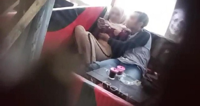 Ngứa mắt nhìn cặp đôi âu yếm nơi công cộng, nam thanh niên quay clip răn đe 2 nhân vật chính rồi chẳng ngờ tự rước họa vào thân-1