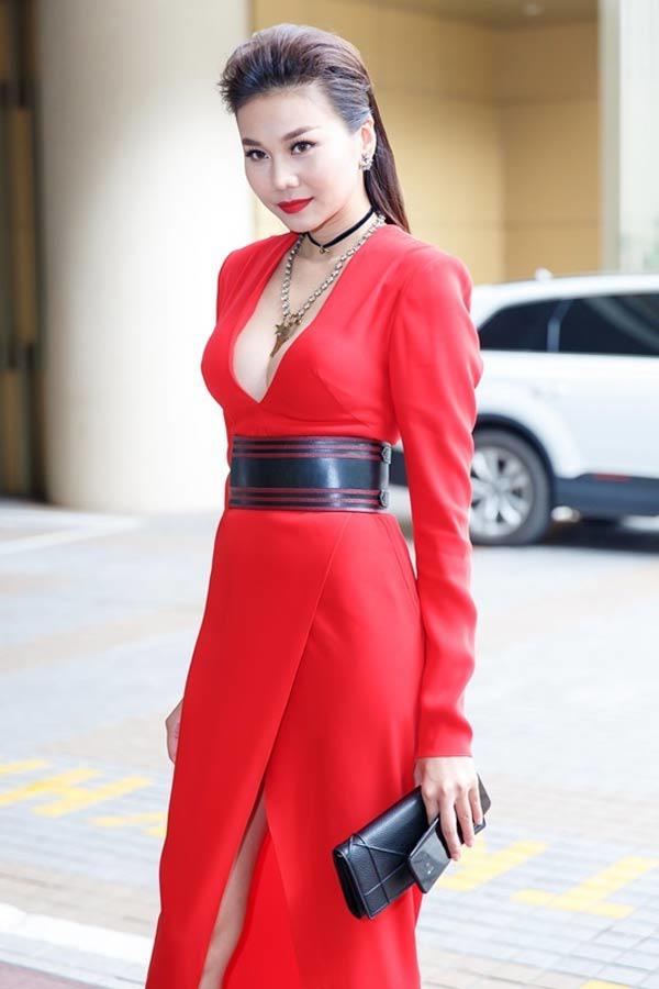 Để ý mới thấy, thì ra còn có một Thanh Hằng thích phô diễn vòng 1 như thế này-2