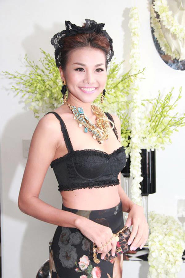 Để ý mới thấy, thì ra còn có một Thanh Hằng thích phô diễn vòng 1 như thế này-12