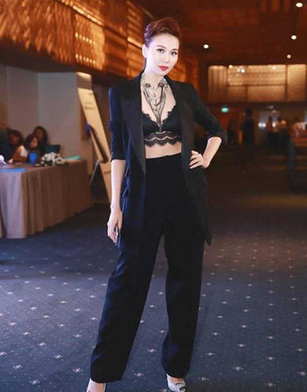 Để ý mới thấy, thì ra còn có một Thanh Hằng thích phô diễn vòng 1 như thế này-13