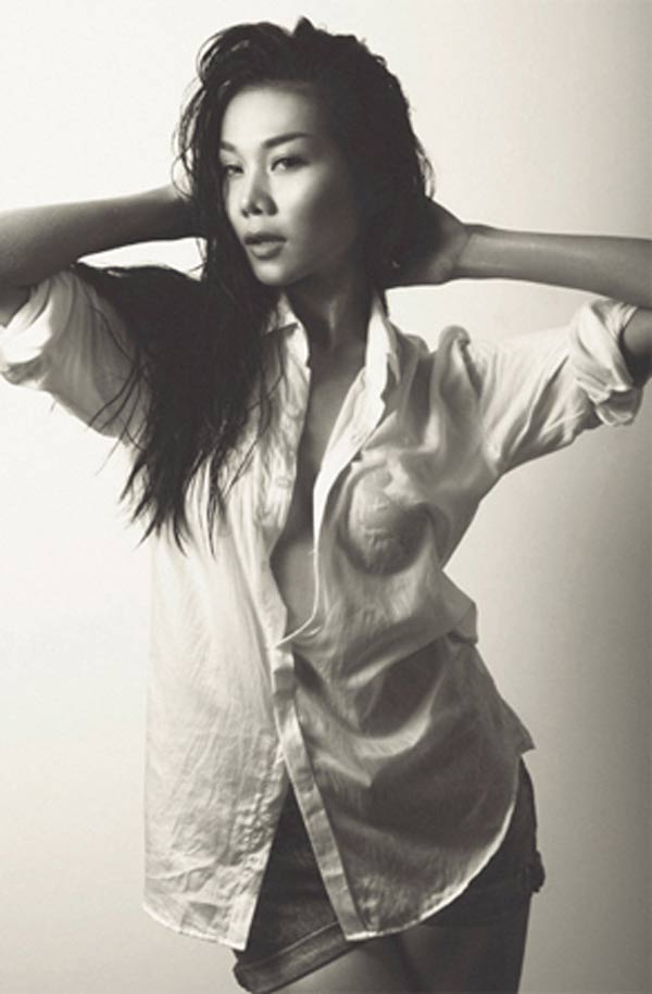 Để ý mới thấy, thì ra còn có một Thanh Hằng thích phô diễn vòng 1 như thế này-8