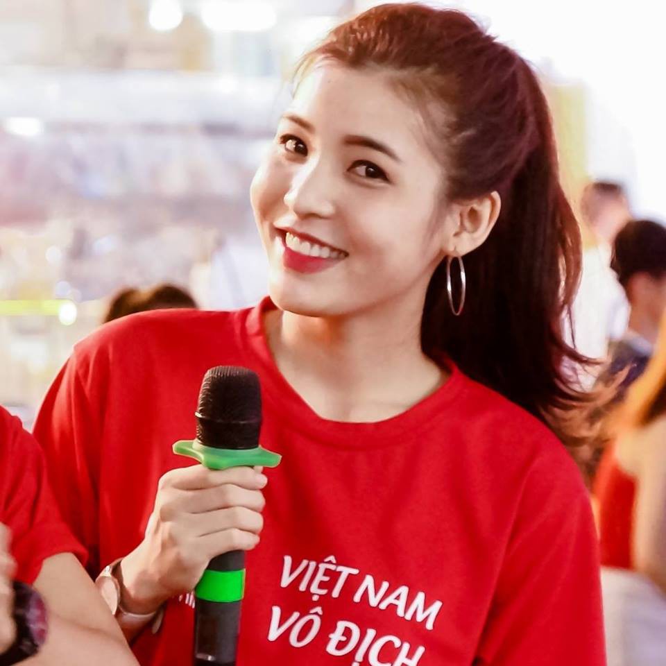 Dân mạng khủng bố tường nhà nữ MC kém duyên dẫn Quả bóng vàng 2018, hóa ra là bạn gái cũ của Mr. Cần Trô-11