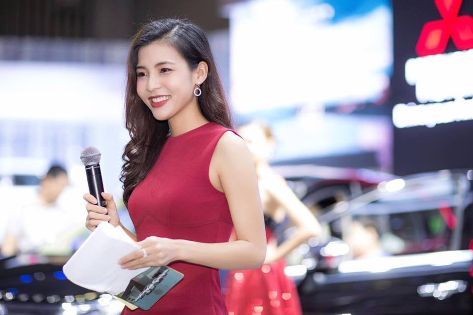 Dân mạng khủng bố tường nhà nữ MC kém duyên dẫn Quả bóng vàng 2018, hóa ra là bạn gái cũ của Mr. Cần Trô-14