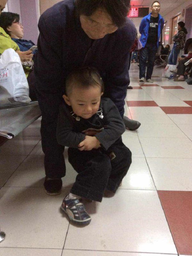 Cháu trai 3 tuổi bị mù và mất khả năng đi lại, bà ngoại òa khóc khi biết nguyên nhân là do chính mình-2