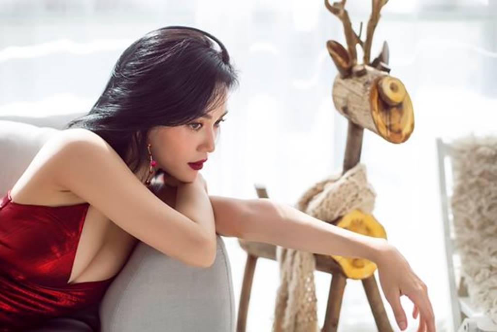 Mặc sexy trong bộ ảnh Giáng sinh, Sĩ Thanh khiến fan chao đảo-1