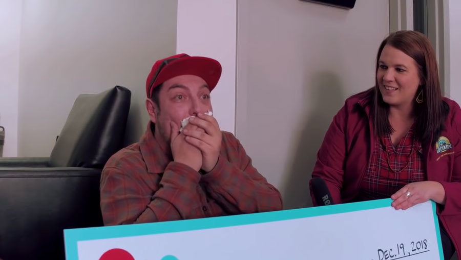 Trúng số gần 6 tỷ đồng, người đàn ông vô gia cư bỗng chốc đổi đời-1