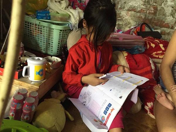 Gia cảnh khốn cùng của bé gái 5 tuổi ăn xin, ngủ hè phố, chỉ mơ được đến trường-4