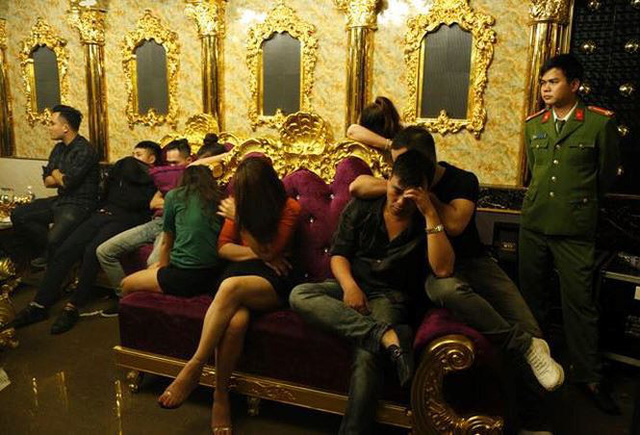 Cô giáo bị bắt quả tang chơi ma túy tập thể ở quán karaoke là người hiền lành, giáo viên giỏi-1