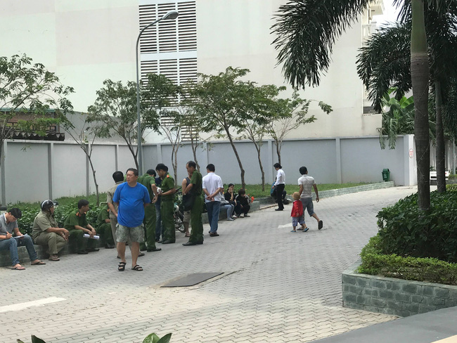 TP.HCM: Bố mẹ vừa vắng nhà, bé gái 5 tuổi rơi từ tầng 9 chung cư xuống đất tử vong-4