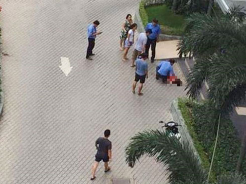 Công an rơi lệ trước cái chết của bé gái 5 tuổi rơi từ tầng 9 chung cư ở TP.HCM-3