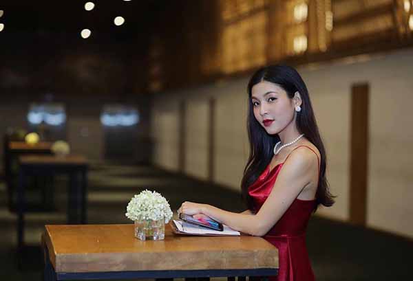 Chân dung nữ MC bị ném đá vì dẫn vô duyên trong chương trình có Quang Hải, Anh Đức-7