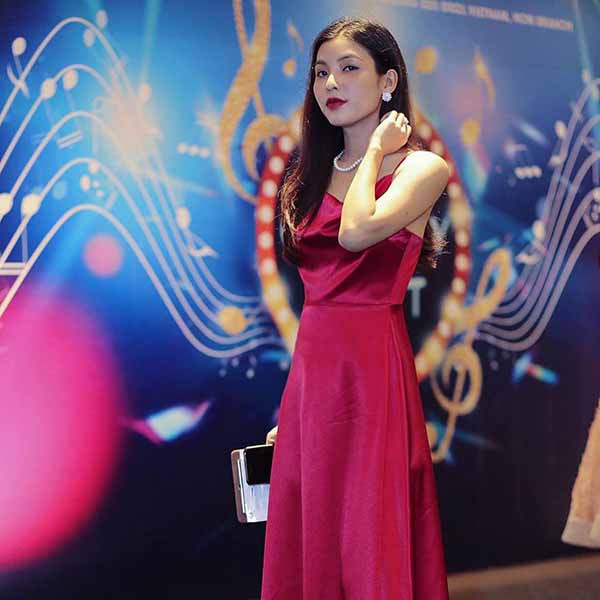 Chân dung nữ MC bị ném đá vì dẫn vô duyên trong chương trình có Quang Hải, Anh Đức-9