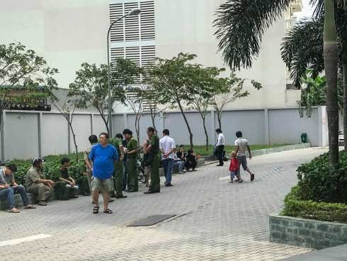 Công an rơi lệ trước cái chết của bé gái 5 tuổi rơi từ tầng 9 chung cư ở TP.HCM