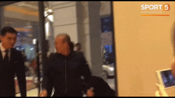 Thầy Park loay hoay không thoát được cánh cửa xoay khách sạn, fan phì cười: Ơ, thầy đi đâu đấy?-2