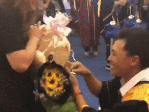 Chàng trai quỳ gối cầu hôn người yêu ngay trong lễ tốt nghiệp khiến ai nấy đều lịm tim vì quá dễ thương-2