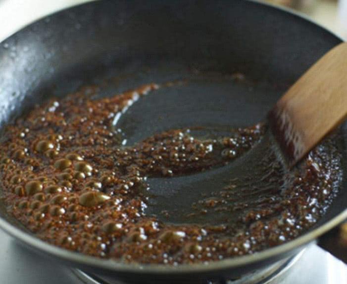 Chỉ cần thêm nửa thìa này, nước hàng sẽ có màu nâu đỏ đẹp mắt chẳng ai ngờ-2