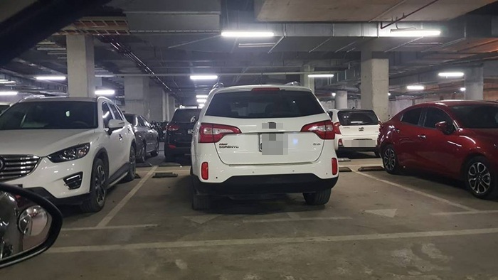 Ngán ngẩm cảnh đỗ xe thiếu ý thức của một số người Việt-3