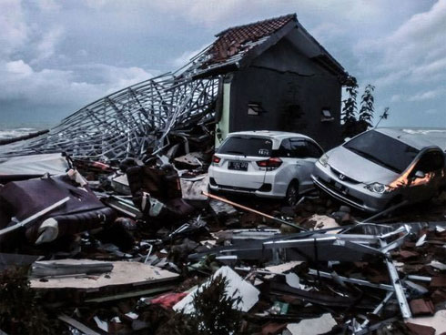 Toàn cảnh thảm họa sóng thần tàn phá Indonesia khiến hơn 1000 người thương vong và mất tích-7