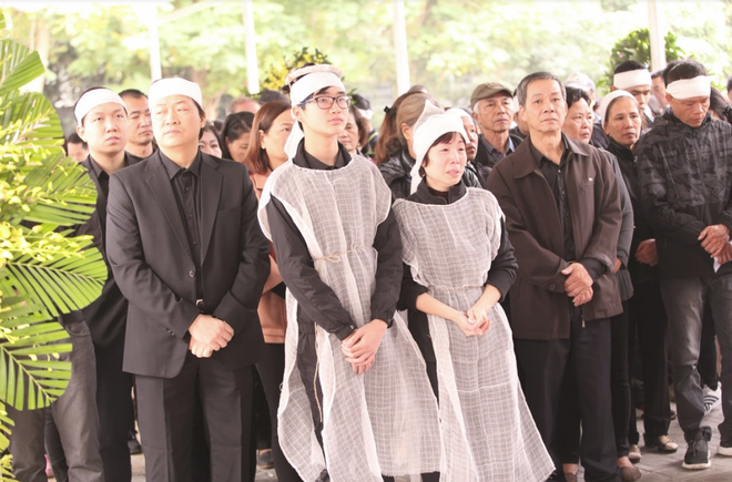 Trực tiếp: Xuân Bắc, NSND Lan Hương, vợ NSND Anh Tú khóc nức nở trong đám tang-14