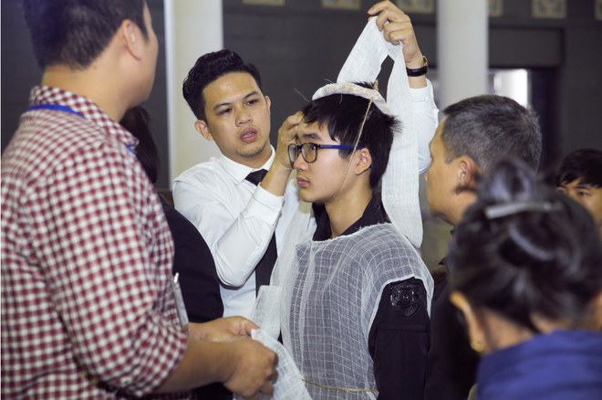 Trực tiếp: Xuân Bắc, NSND Lan Hương, vợ NSND Anh Tú khóc nức nở trong đám tang-13