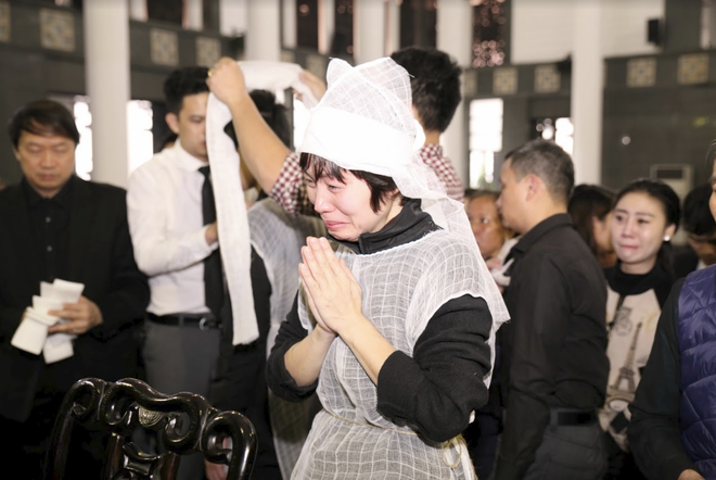 Trực tiếp: Xuân Bắc, NSND Lan Hương, vợ NSND Anh Tú khóc nức nở trong đám tang-15